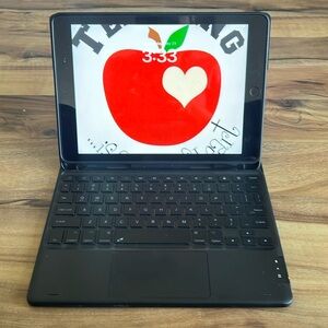 Apple IPad 5th Generation 32GB WiFi /cell with detachable wireless keyboard